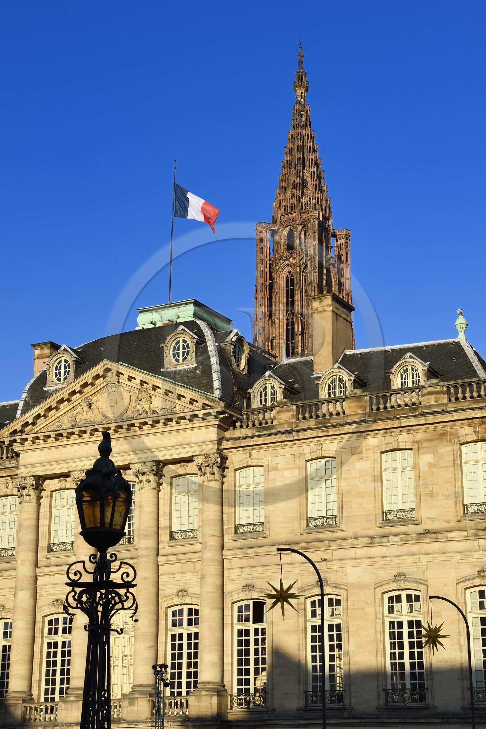 France, Bas-Rhin (67), Strasbourg, vieille ville classée au Patrimoine Mondial de l’UNESCO, Palais des Rohan qui abrite le musée des Arts Décoratifs, des beaux Arts et d'archéologie, la cathédrale Notre Dame en arrière plan