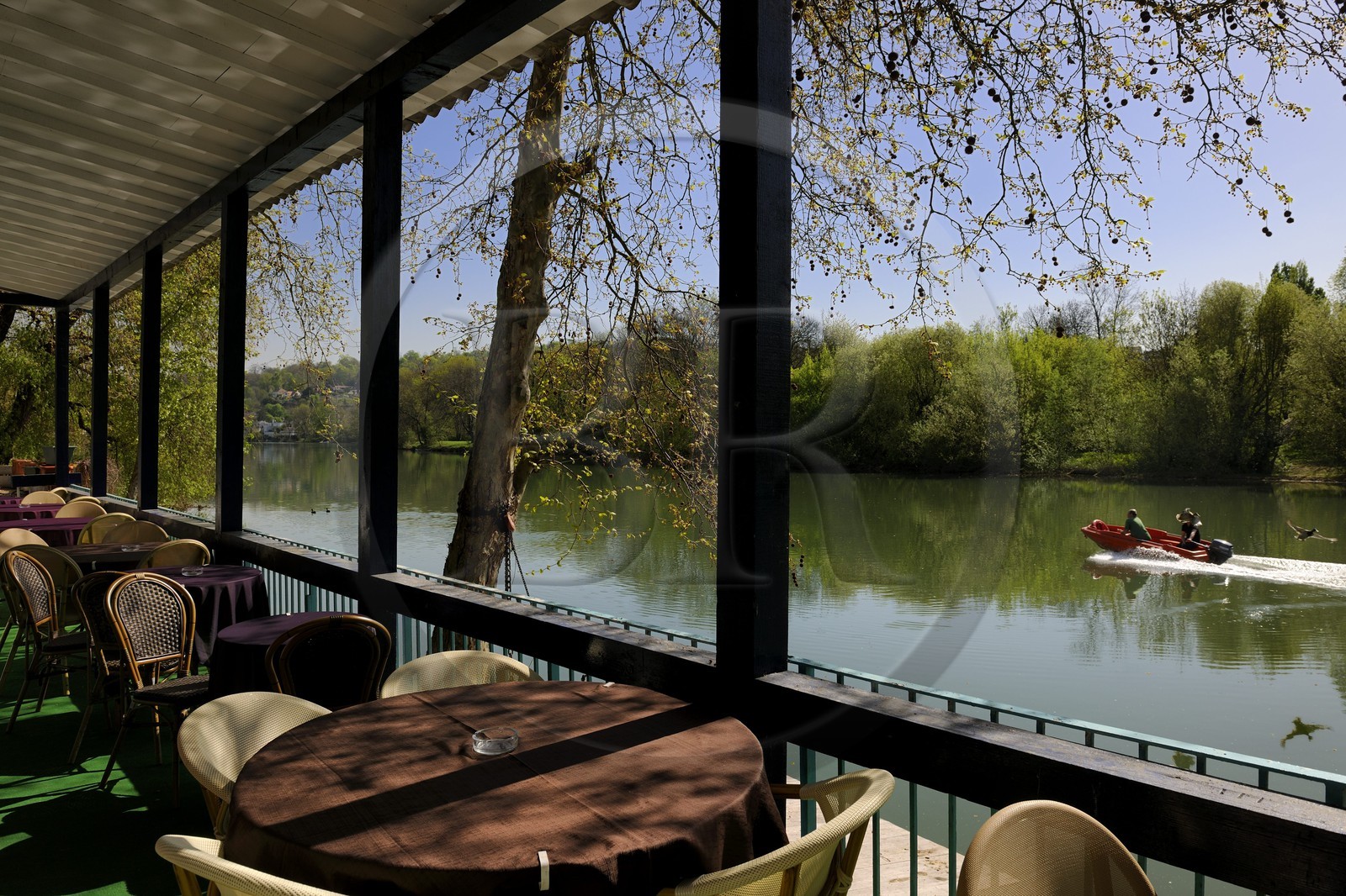 France, Val-de-Marne (94), les bords de Marne, Saint-Maur-des-Fossés, la Promenade des Anglais, terrasse de restaurant