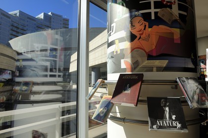 Turquie, Istanbul, le centre commercial Canyon (Kanyon Alişveriş Merkezi), une réalisation des cabinets d'architectes Jerde Partnership de Los Angeles et Tabanlioglu d'Istanbul, librairie D&R