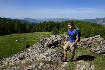 France, Alpes-Maritimes (06), parc national du Mercantour, Haute-Vésubie, vallon de la Gordolasque, vue vers le sud et la mer, le guide de randonnée Gabriel Rougerie au lieu dit Terre Rouge