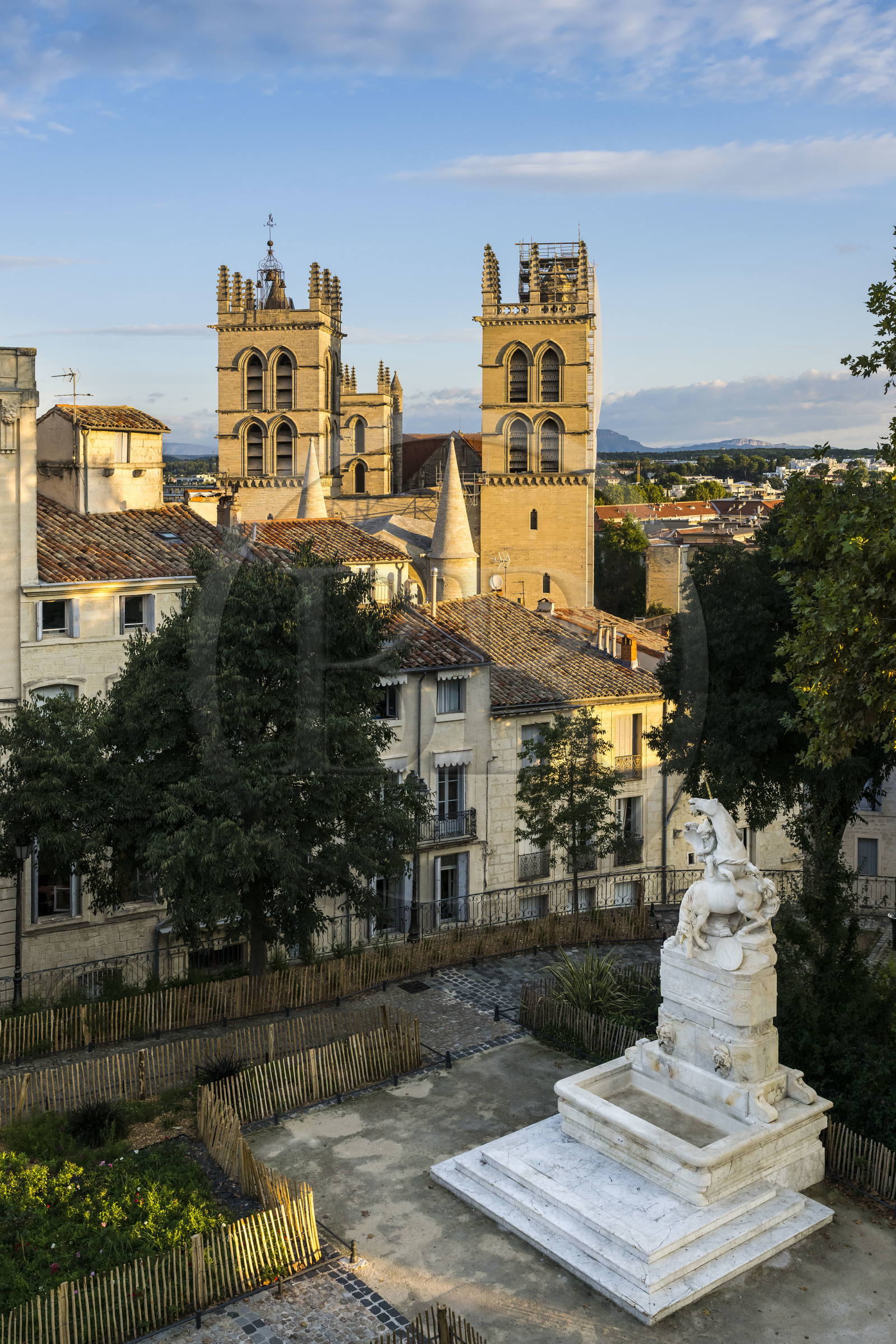 France, Hérault (34), Montpellier, centre historique appelé l’Ecusson, la fontaine aux licornes dans le jardin de la place du Canourgue et les tours de la Cathédrale Saint-Pierre en arrière plan