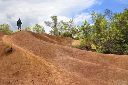 France, Ile de Mayotte, Grande-Terre, M'Tsamoudou, pointe de Saziley, randonneurs sur le sentier de grande randonnée faisant le tour de l'ile, Padza, zones déforestées, ravinées avec des sols rougeatres