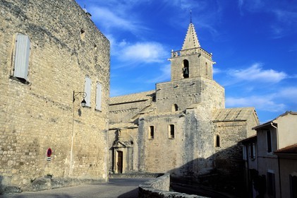 France, Vaucluse (84), Venasque, labellisé Les Plus Beaux Villages de France, église romane du VIe siècle