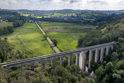 France, Nièvre (58), Parc naturel régional du Morvan, Montreuillon, pont aqueduc de Montreuillon construit en 1841, haut de 33 m et long de 152 m avec 13 arches larges de 8 m, le long de la Rigole d’Yonne qui puise les eaux de l'Yonne au lac de Pannecière et alimente le canal du Nivernais (vue aérienne)