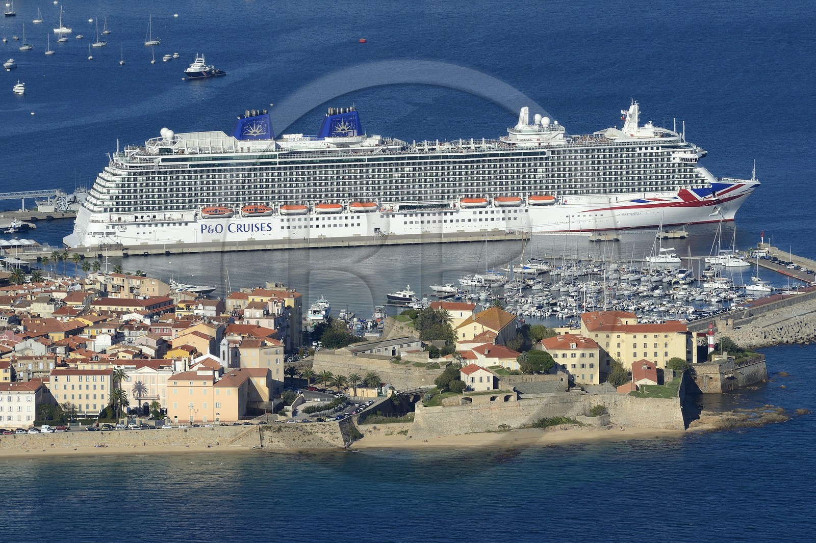 France, Corse-du-Sud (2A), Ajaccio, la citadelle dans la vieille ville et le port (vue aérienne)