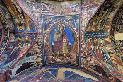 France, Haute-Loire (43), Brioude, la Basilique Saint-Julien de Brioude de style roman auvergnat, fresques du XIIIe siècle de la chapelle Saint Michel, Christ en gloire est entouré des quatre évangélistes, des anges et des saints