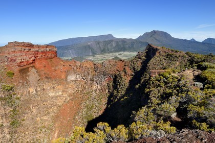 France, Ile de la Reunion, Parc National de la Réunion classé Patrimoine Mondial de l'UNESCO, le Cratère Commerson sur les flans du volcan Piton de la Fournaise et l'ancien volcan du Piton des Neiges en arrière plan