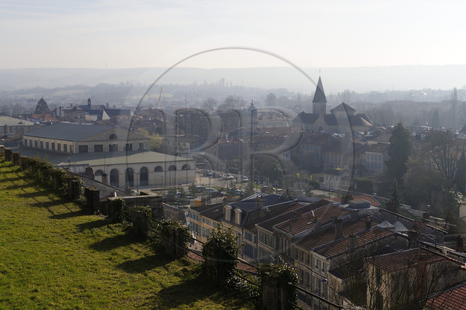 France, Meuse (55), Verdun, le marché couvert à gauche et l'église Saint Sauveur à droite
