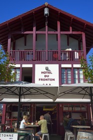 France, Pyrénées-Atlantiques (64), la côte du Pays-Basque, Bidart, l'Hotel du Fronton sur la place principale