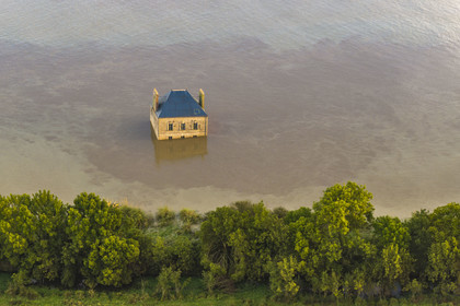 France, Loire-Atlantique (44), Couëron, collection d'art contemporain à ciel ouvert Estuaire, La Maison dans la Loire réalisé par l'artiste Jean-Luc Courcoult (vue aérienne)