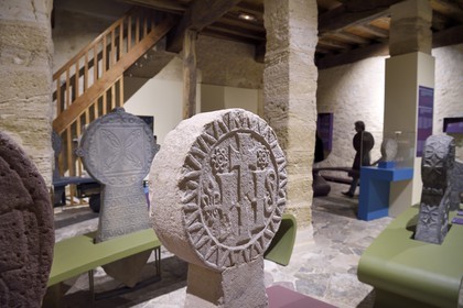 France, Pyrénées-Atlantiques (64), Pays-Basque, Bayonne, Musée Basque, les stèles ici discoidales renvoient directement aux croyances de la mythologie basque