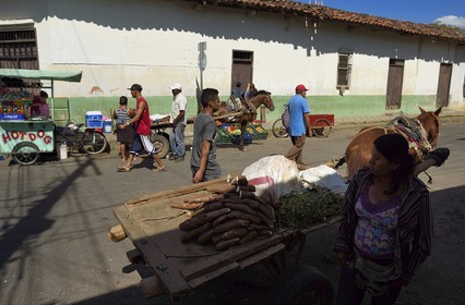 Nicaragua, Leon, quartier de Sutiaba, vendeuse de légumes aux abords du marché