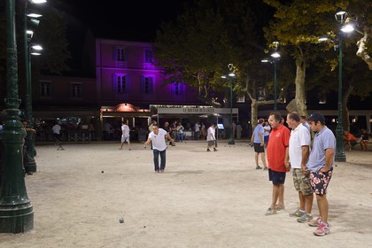 France, Var (83), Saint-Tropez, joueurs de pétanque sur la Place des Lices à la nuit tombée