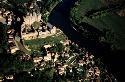 France, Dordogne (24), Périgord Noir, Beynac-et-Cazenac, labellisé Les Plus Beaux Villages de France, château dominant le village et la Dordogne (vue aérienne)