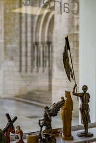 France, Vendée (85), Saint-Laurent-sur-Sèvre, vitrine de la boutique de souvenirs religieux face à la basilique