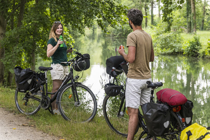 France, Deux-Sèvres (79), le Marais Poitevin, la Venise Verte, Magné, randonnée à bicyclette le long de la Sèvre Niortaise