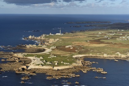 France, Finistère (29), parc naturel régional d'Armorique, mer d'Iroise, Ile d'Ouessant, réserve de Biosphère (UNESCO), phare du Creach et la côte ouest (vue aérienne)