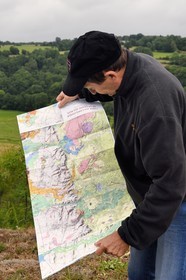 France, Puy-de-Dôme (63), sur la butte basaltique de Saint-Pierre-Le-Chastel, l'ingénieur agronome et géographe Yves Michelin, passionné d'histoire et de paléontologie, est aussi auteur de livres et un des acteurs du classement de la Chaîne des Puys et de la Faille de Limagne au patrimoine mondial de l’Unesco