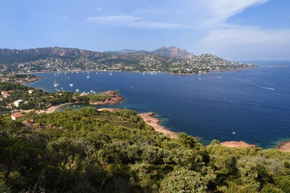 France, Var (83), Agay commune de Saint-Raphaël, massif de l'Estérel, la rade d'Agay, le rastel d'Agay et le Pic du Cap Roux en arrière plan