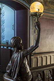 France, Pyrénées-Atlantiques (64), la côte du Pays-Basque, Hendaye, chateau d'Abbadia construit en 1870 par Eugène Viollet-le-Duc pour Antoine d'Abbadie d'Arrast, le grand escalier, statue porte-torchère représentant Abdullah ancien esclave ethiopien affranchi et mort sous la commune de Paris