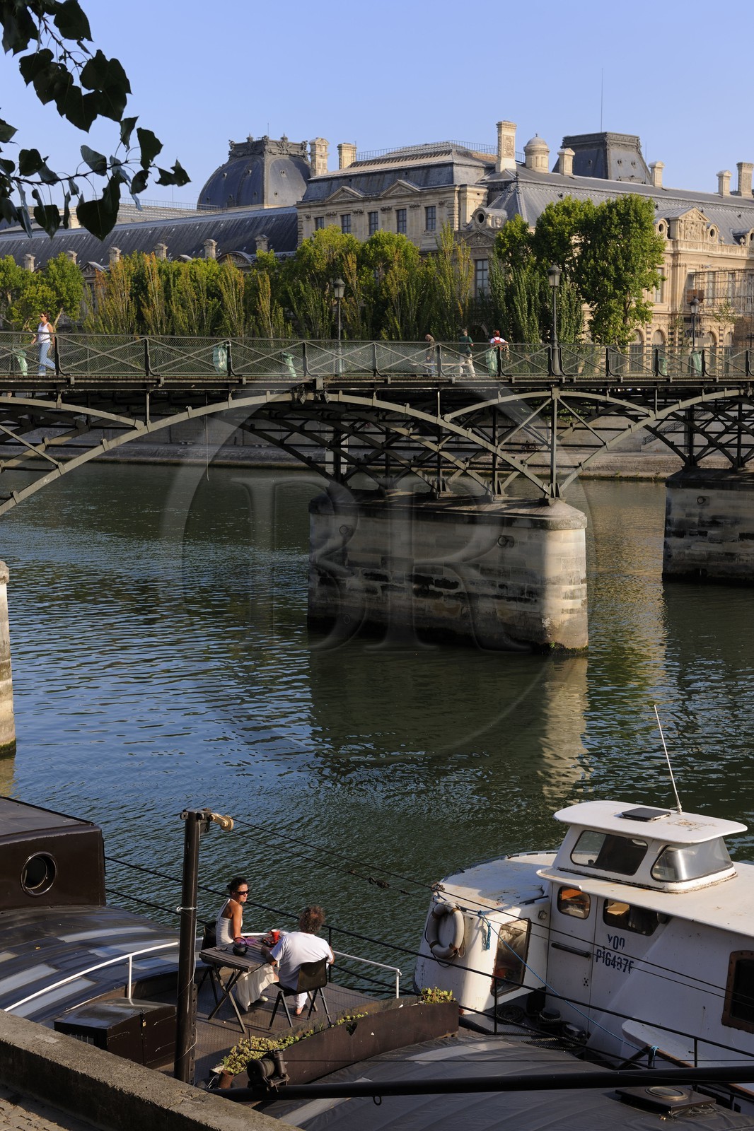 France, Paris (75), péniches amarées quai de Conti avec le Pont des Arts et le Louvre au fond