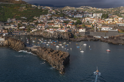 Portugal, Ile de Madère, le village de pecheurs de Camara de Lobos (vue aérienne)
