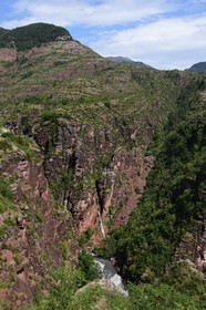 France, Alpes-Maritimes (06), parc national du Mercantour, vallée du Haut-Var, les Gorges de Daluis creusées par le Var dans des sols de pélite rouge
