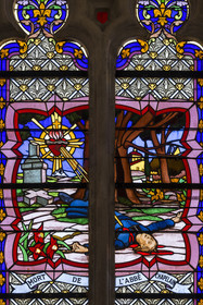 France, Vendée (85), Mortagne-sur-Sèvre, l'église Saint-Hilaire, église et centre d'interprétation du vitrail, vitrail représentant la guerre de Vendée réalisé par le maître-verrier mortagnais Roger Degas, la mort de l'abbé Chapelain fusillé par les soldats républicains