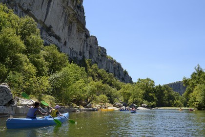 France, Ardèche (07), Ruoms, kayaks descendant la rivière Ardèche dans les défilés de Ruoms à Pradons, le cirque de Giens