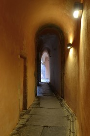 France, Rhône (69), Lyon, site historique classé Patrimoine Mondial de l'UNESCO, Vieux Lyon, traboule reliant le 6 rue des Trois Maries au 27 rue Saint Jean