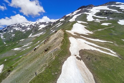 Géorgie, Haute Svanétie (Zemo Svaneti), Mestia, randonneur sur les contrefort du mont Ouchba (Ushba) allant vers Guli pass (vue aérienne)
