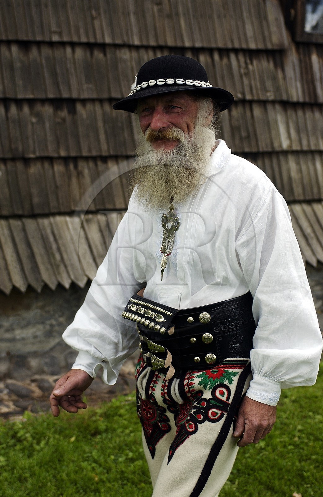 Pologne, Petite Pologne, Carpates, artisan en costume traditionnel de la région