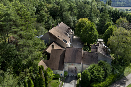 France, Côte-d'Or (21), vignoble des Hautes Côtes de Nuits, Villars-Fontaine, Domaine de Montmain (vue aérienne)