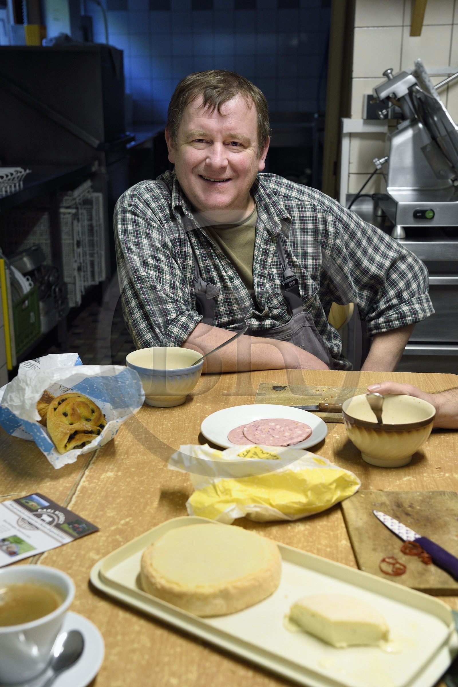 France, Haut-Rhin (68), Wasserbourg, Ferme-auberge Buchwald, le marcaire Michel Wehrey à sa table de cuisine