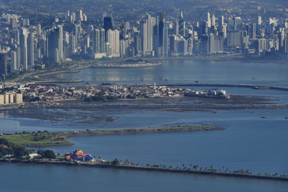Panama, Panama City, les gratte-ciels du front de mer, le Musée de la biodiversité nommé Pont de la vie de Panama par l'architecte Frank Gehry et la vieille ville du Casco Antiguo (Viejo) en premier plan (vue aérienne)