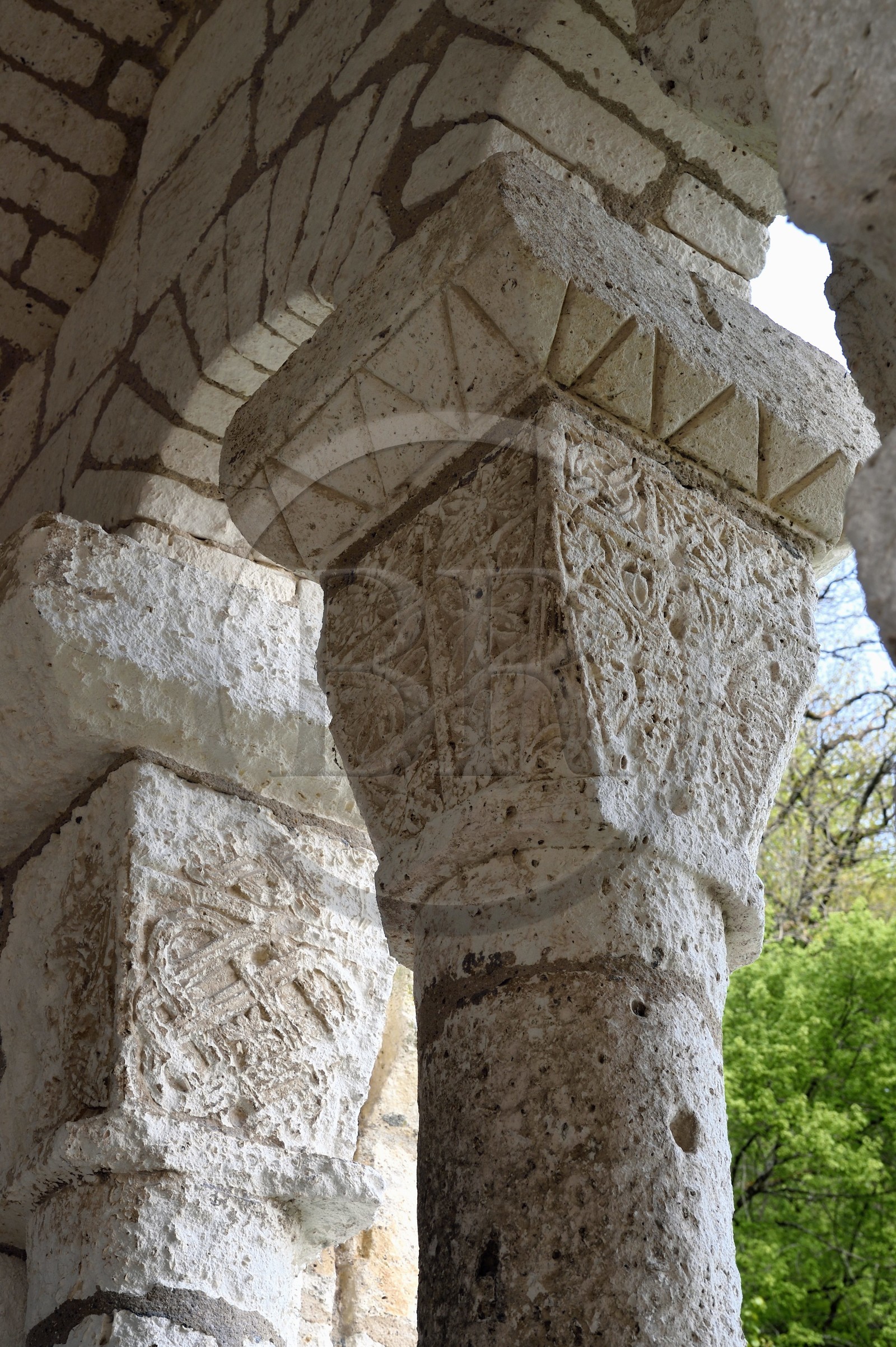 France, Dordogne (24), Brantôme, l'abbaye bénédictine Saint-Pierre de Brantôme, intérieur du clocher de l'église abbatiale (XIe siècle), certainement le plus ancien campanile de France, détail des chapiteaux en calcaire