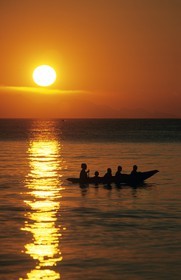 Thaïlande, Archipel îles Samui, île de Koh Pha-Ngan, barque de pêcheurs au coucher du soleil