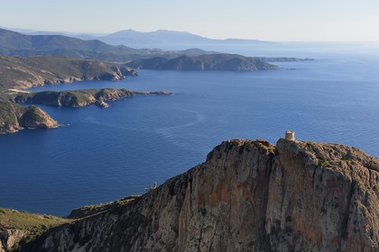 France, Corse-du-Sud (2A), Golfe de Porto, classé Patrimoine Mondial de l'UNESCO, le Capo Rosso et la Tour Génoise de Turghiu (Turghio) en arrière plan (vue aérienne)