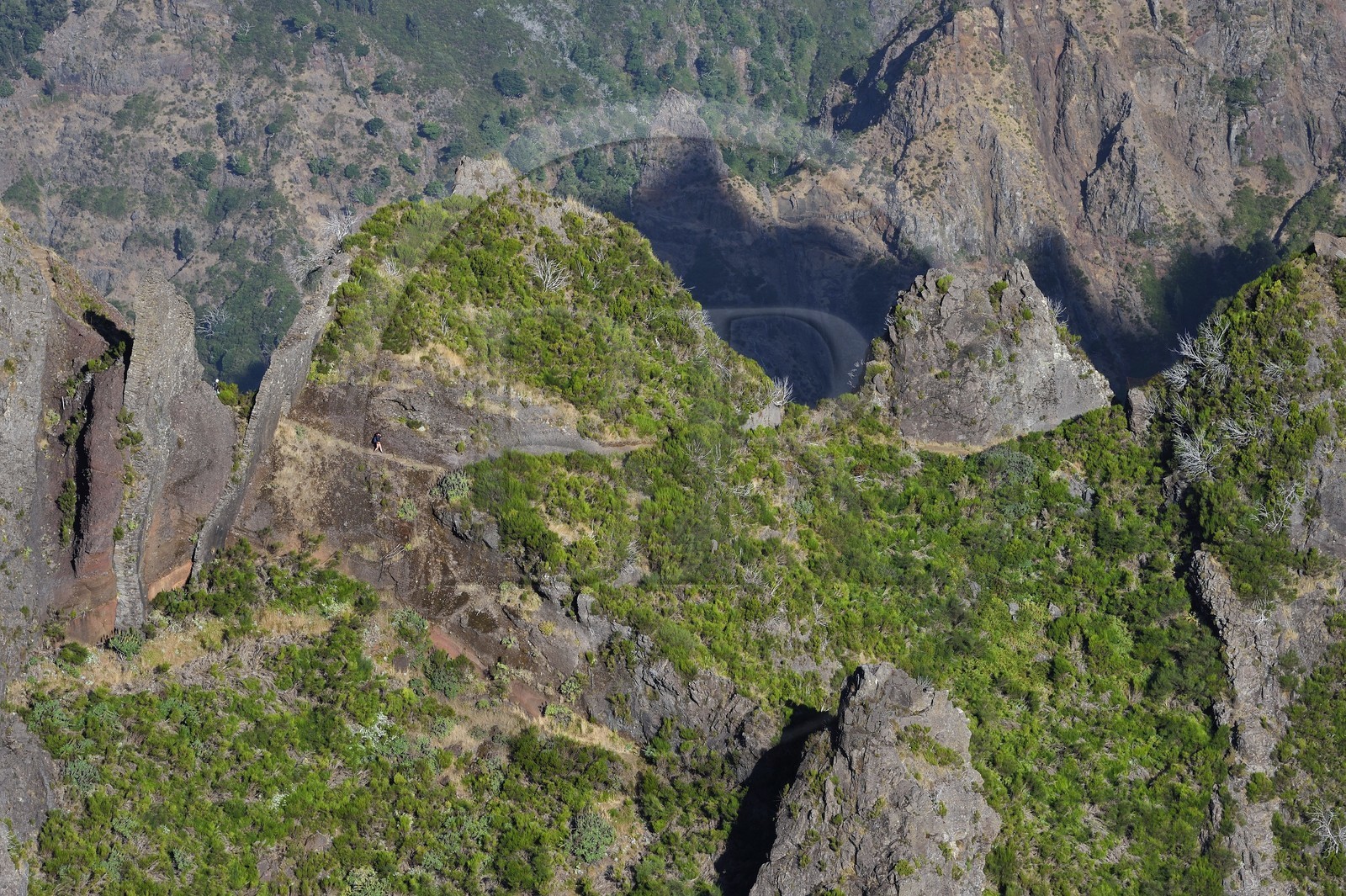 Portugal, Ile de Madère, randonneurs sur le sentier du Vereda do Areeiro entre les monts Pico Ruivo (1862m) et Pico Arieiro (1817m), vue depuis le belvédère de Ninho da Manta (nid de buse) sur la chaine de montagnes centrale