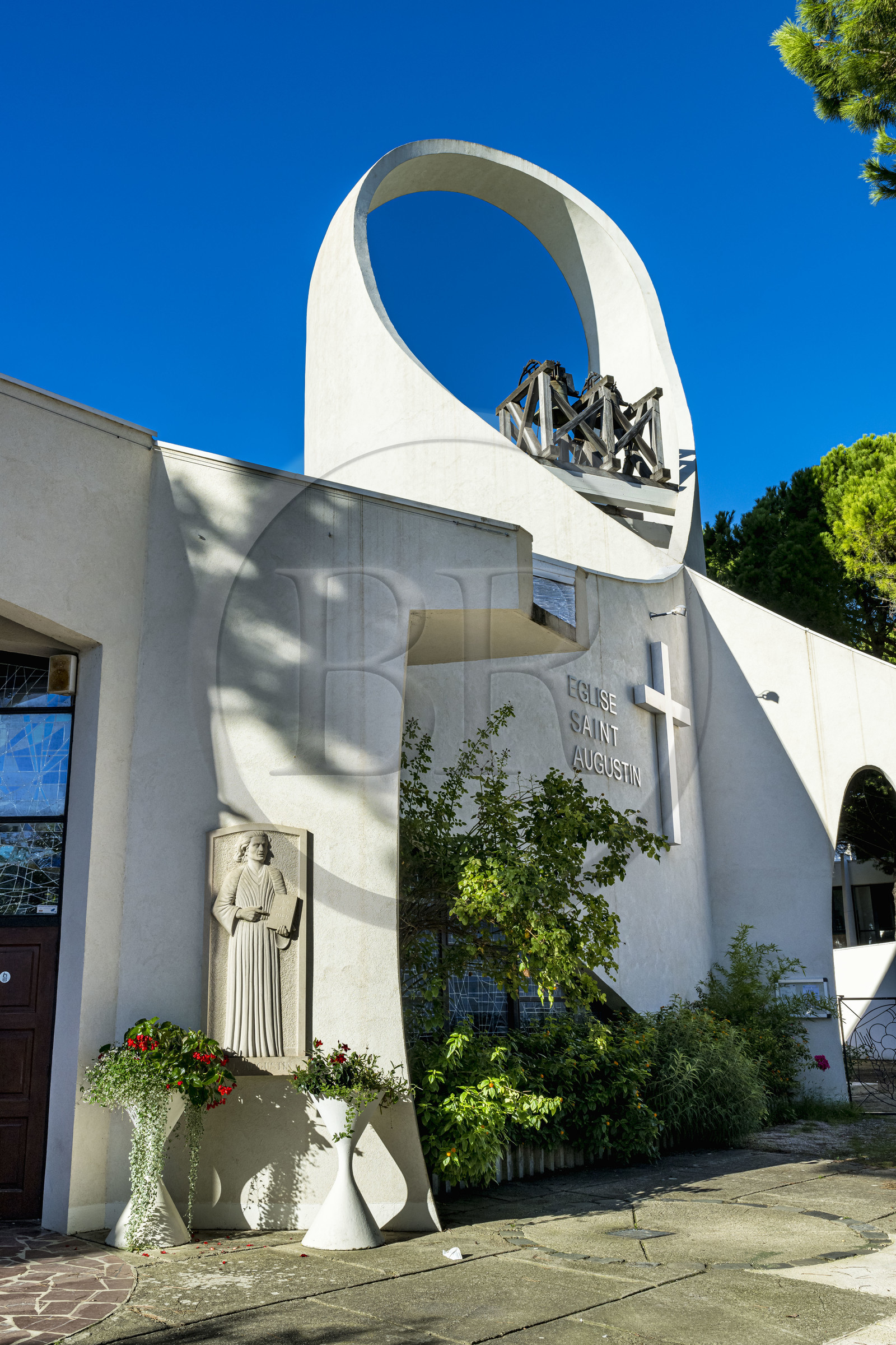 France, Hérault (34), La Grande-Motte, labellisé patrimoine du XXème siècle, l'église Saint-Augustin des architectes Jean Balladur et Jean-Bernard Tostivint