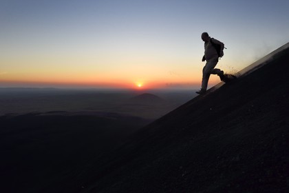 Nicaragua, région de Leon, Volcan Cerro Negro dans la cordillère des Maribios (ou Marrabios), homme courant dans les cendres de la pente du volcan