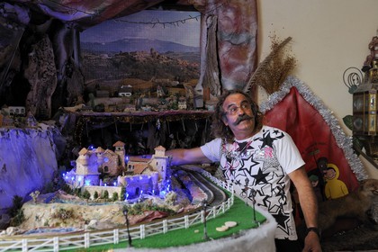 France, Hérault (34), Béziers, monsieur azzopardi devant ses maquettes dans sa maison rue du chapeau rouge