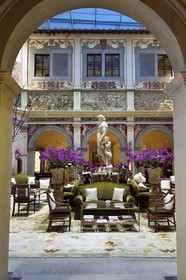 Italie, Toscane, Florence, centre historique classé Patrimoine Mondial de l'UNESCO, Palazzo Della Gherardesca, palace 5 étoiles du groupe Four Seasons Hotel, copie de la statue Bacchus par Michel-Ange au centre du lobby