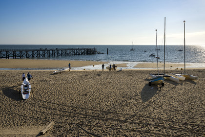 France, Vendée (85), Ile de Noirmoutier, Noirmoutier-en-l'Ile, le Bois de la Chaise, la plage des Dames et son estacade (vue aérienne)