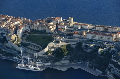 France, Corse-du-Sud (2A), Bonifacio, les falaises calcaires, la citadelle et la vieille ville (vue aérienne)