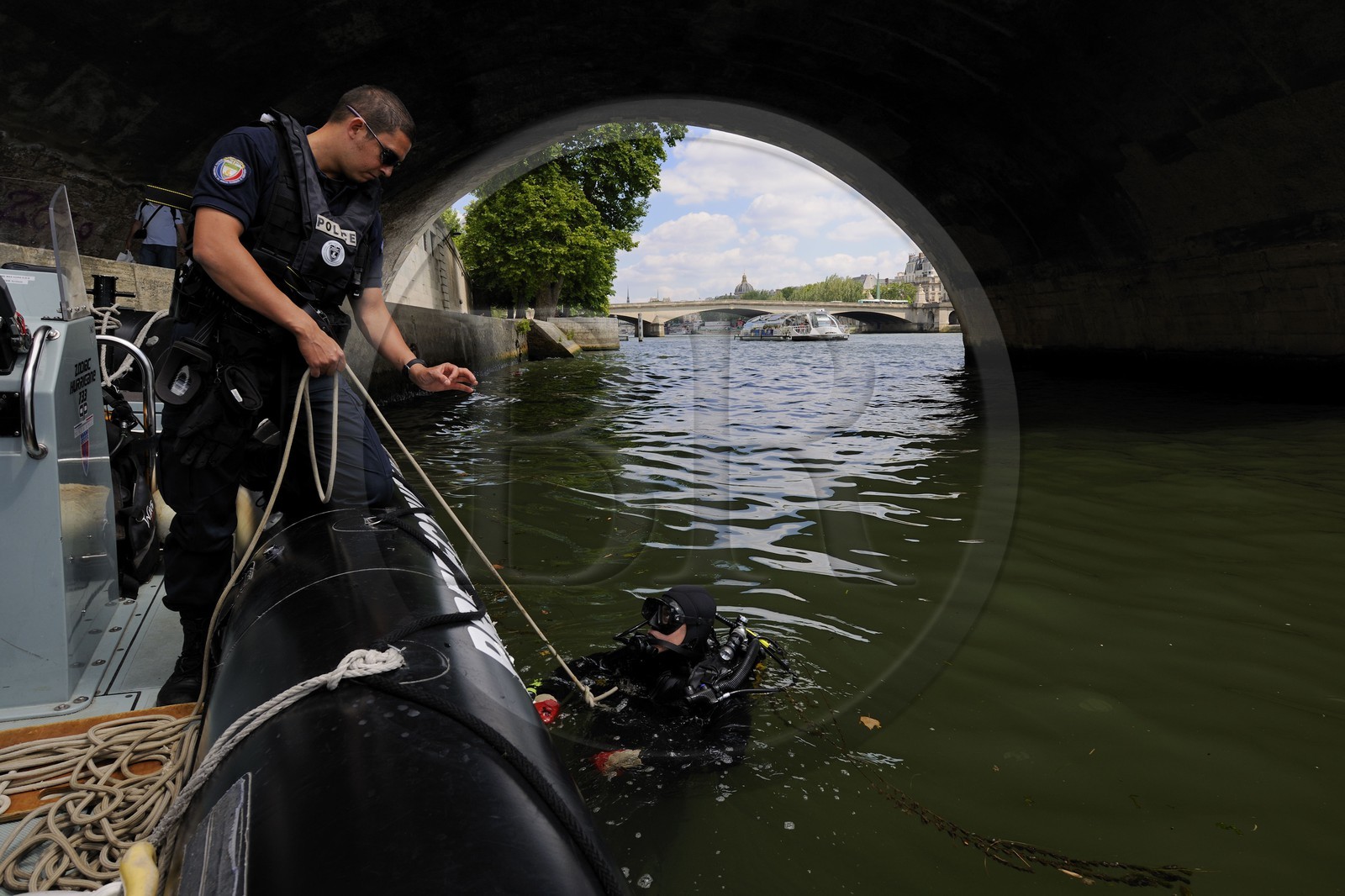 France, Paris (75), la brigade fluviale de la préfecture de Police en patrouille sur la Seine, plongeur en action