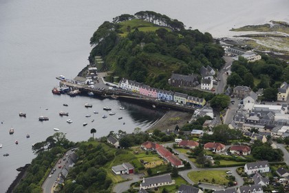 Royaume-Uni, Ecosse, Highland, Hébrides intérieures, Ile de Skye, port de Portree (vue aérienne)