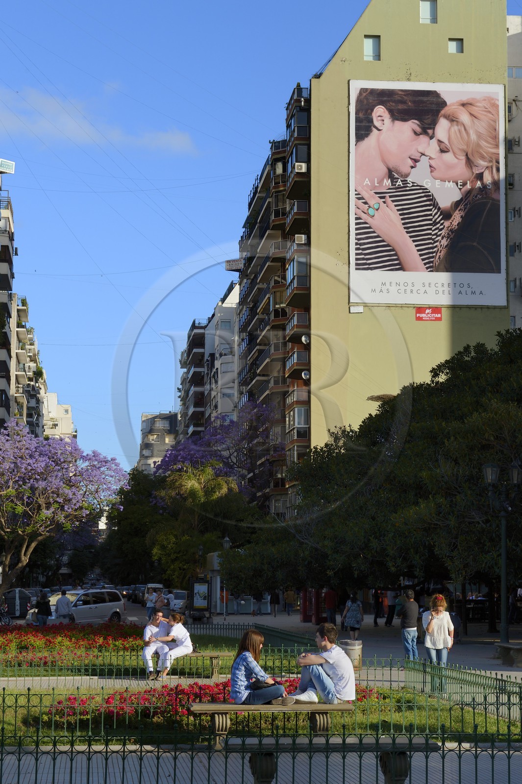 Argentine, Buenos Aires, quartier de la Recoleta, couples d'amoureux sur les bancs
