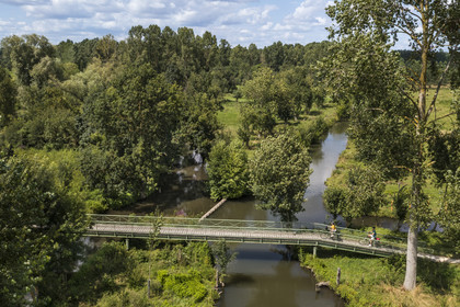France, Deux-Sèvres (79), le Marais Poitevin, la Venise Verte, Sansais, randonnée à bicyclette le long de la Sèvre Niortaise sur la voie cyclable de la Vélo Francette, passage d'une passerelle (vue aérienne)