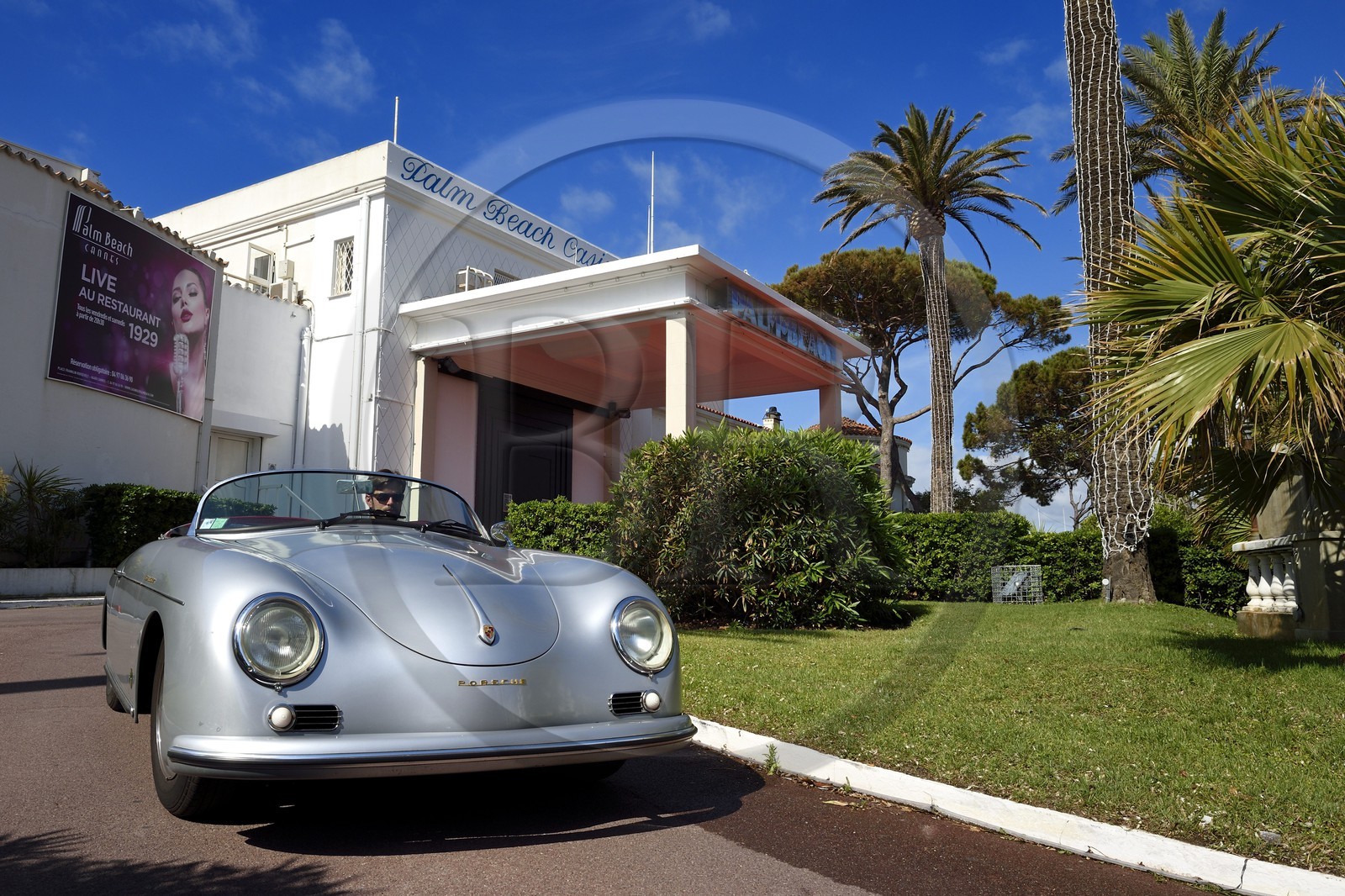 France, Alpes-Maritimes (06), Cannes, le casino du Palm Beach et une Porsche Speedster 356 décapotable de collection